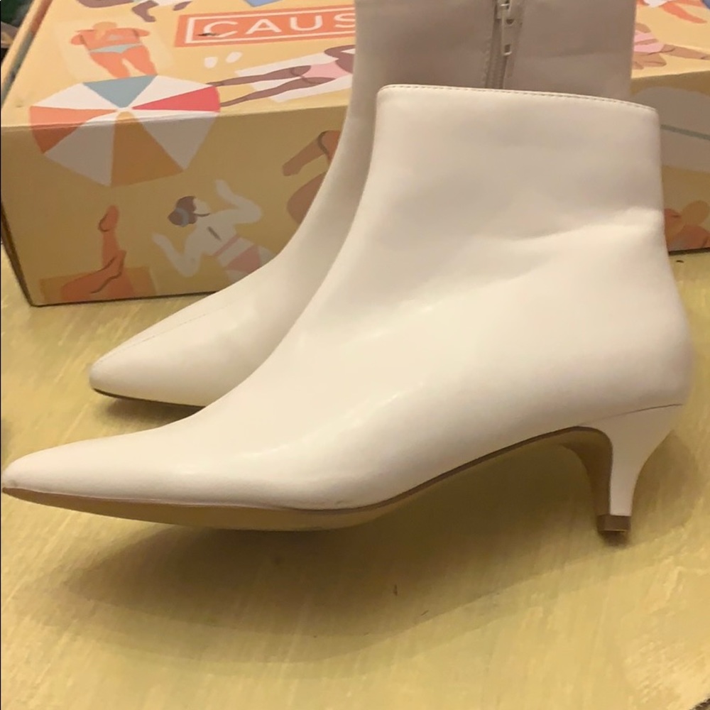 Penny loves Kenny white Dizzy booties 8.5M